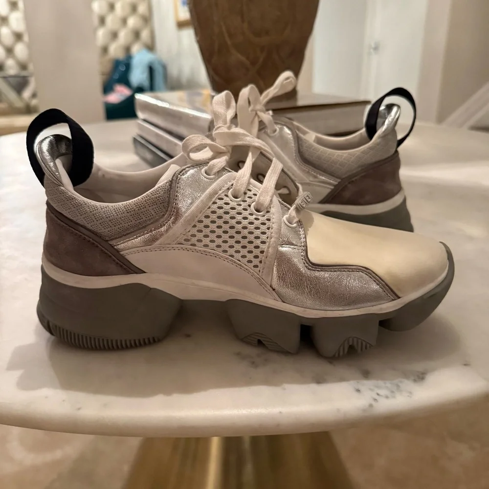 GIVENCHY Jaw Low-Top Sneakers - Picture 2 of 16